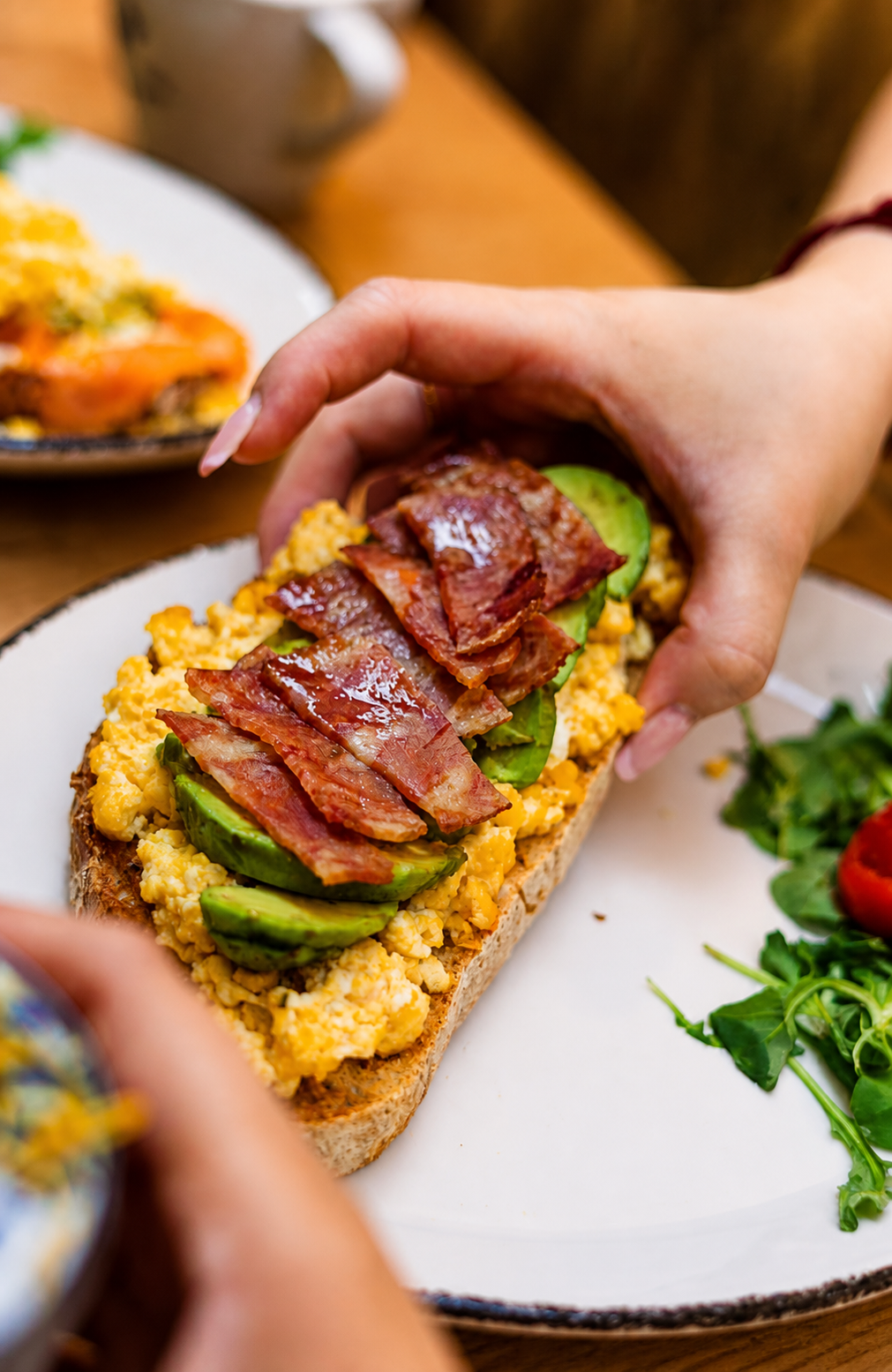 Tostada de aguacate, huevo y bacon de GODIS en Murcia