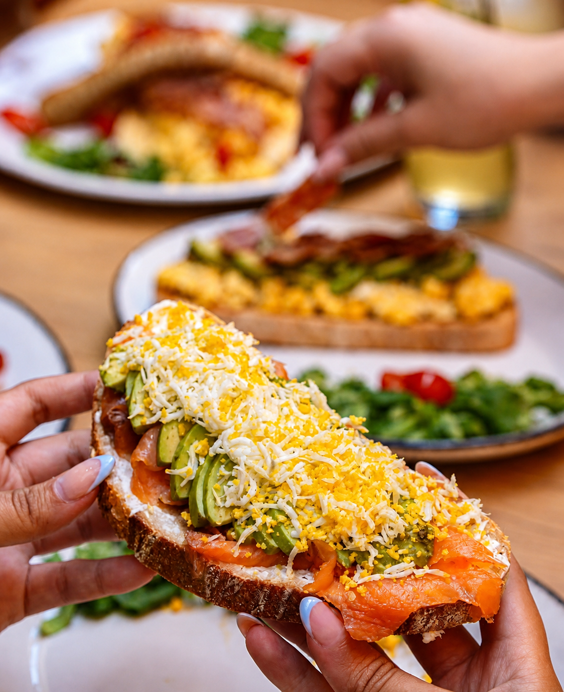 Tostada de salmón y aguacate para desayunar en GODIS Murcia